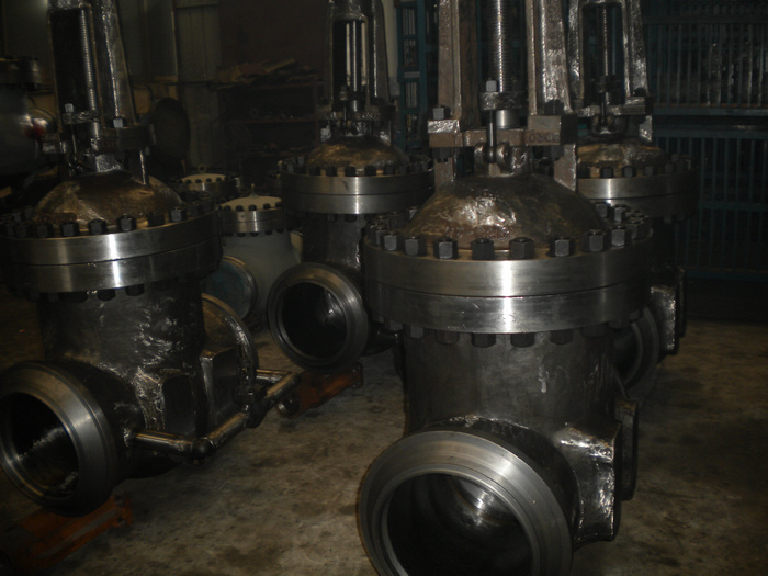 DIN PN100 DN400 Double wedge gate valves before painting